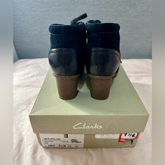 CLARKS BOOTIES Women's Black Lace Up SASHLIN SUE Suede/Leather 3" Heel size 7.5 - Picture 2 of 8